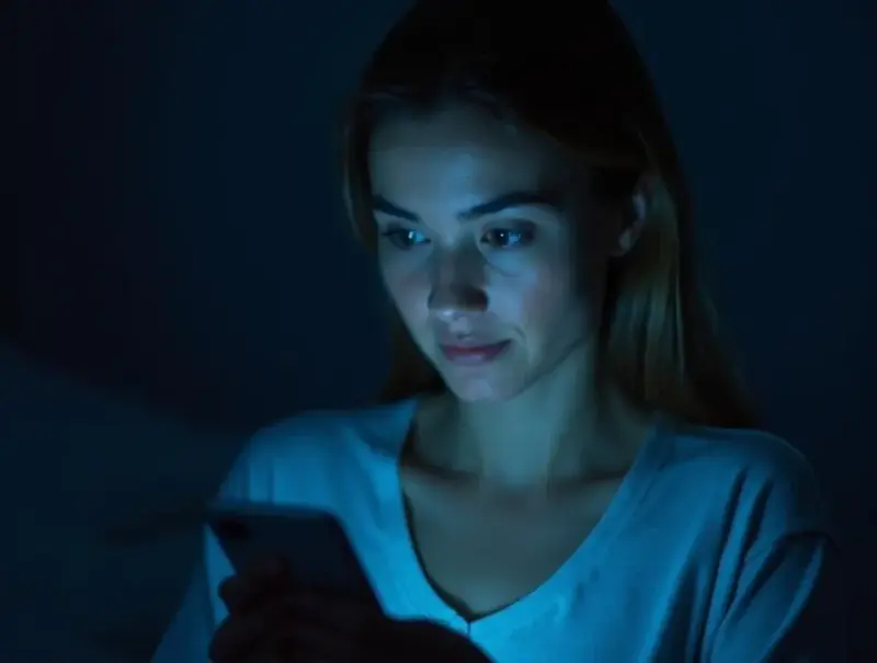 Digital aging: jak światło niebieskie z ekranów niszczy Twoją skórę? Poznaj sprawdzone metody ochrony i pielęgnacji anti-blue light.